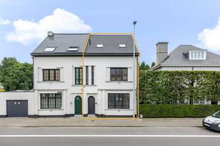 <p>Ontdek deze volledig en recent gerenoveerde woning in het charmante, landelijke Oudegem. Dankzij de gunstige ligging, vlakbij invalswegen en de nabijheid van openbaar vervoer geniet je hier van een ideale combinatie van comfort, bereikbaarheid en groen.</p><p>Bij het binnenkomen valt meteen de ruime, lichtrijke leefruimte op, waar grote ramen zorgen voor een open gevoel en een aangename connectie met de tuin. De moderne keuken, uitgerust met alle nodige voorzieningen, biedt rechtstreeks zicht op de ruime, zonnige tuin – een echte troef voor wie houdt van buitenleven, gezelligheid en privacy. In de keuken zit de deur die toegang biedt tot de kelder.</p><p>De woning beschikt over vier volwaardige slaapkamers, even praktisch als veelzijdig. Op de eerste verdieping bevinden zich twee mooie slaapkamers en een verfijnde, vernieuwde badkamer met zowel ligbad als inloopdouche. De tweede verdieping herbergt nog eens twee slaapkamers én een handige berging/ stockageruimte met alle voorzieningen, ideaal voor extra opbergruimte of het organiseren van een hobbyhoek.</p><p>Dankzij de recente renovatie is deze woning volledig instapklaar: met kwalitatieve materialen en een frisse uitstraling is dit een plek waar je meteen kan thuiskomen.</p><p>Een ideale instapklare gezinswoning op een gunstige locatie – een ideale kans.</p><p>Contacteer Nathan van Immo Zone op 0479.93.41.49.</p>