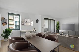 <p><span>Ce bien unique bénéficie dun emplacement de choix, à proximité immédiate de tous les commerces et à distance de marche de la gare. En 2024, lancienne surface commerciale a été entièrement transformée en un appartement neuf. Actuellement loué à un excellent prix, il offre un rendement locatif net de 4,3 %. Lappartement affiche une performance énergétique remarquable de niveau A (70 kWh/m²), largement conforme aux exigences fixées pour 2050. La rénovation a été réalisée avec des matériaux de haute qualité et une finition soignée, comprenant des placards intégrés qui confèrent à lensemble une allure luxueuse. Lagencement a été pensé pour offrir un confort optimal et une grande fonctionnalité. Lentrée mène vers un spacieux séjour de 39 m², équipé dune cuisine ouverte sur mesure avec tout le confort moderne. Le séjour donne accès à une terrasse couverte et intégrée, située à lavant. Une buanderie pratique avec raccordements pour machine à laver et sèche-linge complète cet espace. Lappartement dispose de trois chambres confortables (16 m², 8,8 m² et 12 m²). Depuis le hall ainsi que depuis la troisième chambre, on accède à une terrasse calme et arrière. On retrouve également un WC séparé ainsi quune salle de bains élégante, aménagée avec des finitions haut de gamme qui renforcent limpression de luxe. Enfin, une cave fonctionnelle vient compléter ce bien.</span></p>