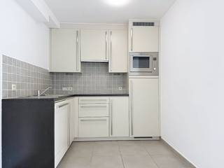 Dit recent 1-slaapkamer appartement in Oostende is te huur. Geniet van een ruime leefruimte, open keuken en zonnig terras.Dit instapklare appartement in Oostende is ideaal om te huren. De indeling is als volgt:- Een inkomhal met apart toilet- Een lichtrijke leefruimte met een open keuken, volledig uitgerust met toestellen- Een zonnig terras dat grenst aan de leefruimte-Eén slaapkamer-Een badkamer met ligbad, douchefunctie en lavabo-Een berging met aansluiting voor een wasmachine- FietsenbergingProvisie syndicus: €50,-De bereikbaarheid van dit appartement is uitstekend, met winkels, scholen en openbaar vervoer in de directe omgeving. Deze verhuur omvat een afgesloten garagebox en een gemeenschappelijke fietsenberging.Ben je geïnteresseerd in dit pand te huur in Oostende? Ga naar de website www.dewaele.com, klik op het pand dat je wenst te huren. Via de rode knop "vraag je bezoek aan" vragen we u kort een profiel in te vullen. Daarna nemen we contact op voor een bezoek. Telefonisch kunnen er geen afspraken gemaakt worden.Bezoek aanvragen