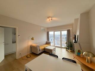 In deze rustige straat met ruime parkeermogelijkheden vinden we deze kleine residentie met slechts drie appartementen. Vanaf deze locatie kan je alles te voet bereiken zoals winkels, openbaar vervoer, medische beroepen en het zwembad. Een wandeling van 15 minuten brengt jou bij het strand of het Maria Hendrikapark. <br />In 2023 is het appartement gerenoveerd met nieuwe vloeren, ramen, een nieuwe keuken en badkamer. Alles werd ook opnieuw geschilderd. Naast de living en keuken met aansluitend terras zijn er twee slaapkamers en een badkamer.<br /><br /><span><strong>3de verdieping:</strong></span><br />Traphal (5m2) met kleine bergruimte - inkomhal (5m2) - lichtrijke living (9m2) met schouw - aparte en vernieuwde keuken (9m2) ingericht met een frigo/diepvries, vaatwas, gasvuur, oven, dampkap, spoelbak en kasten - zongericht terras (4,5m2) - toilet/wasplaats met aansluiting wasmachine - twee slaapkamers (2 x 11m2) - badkamer (2,9m2) met inloopdouche (regendouche) en meubel met lavabo en spiegel<br /><br /><span><strong>Algemeen:</strong></span><br />- rustig en centraal gelegen<br />- 15 min stappen naar Zee<br />- A10/E40 op 5 min<br />- zongericht en veel lichtinval<br />- geen gemeenschappelijke kosten<br />- keuken, badkamer, vloeren en ramen zijn vernieuwd in 2023<br />- alles in laminaatparket<br />- videofoon<br />- plaats fiets (inkomhal)<br />- dak is vernieuwd en geïsoleerd<br />- bijkomende isolatie- en dakwerken (€ 1.814)<br />- ruime parkeermogelijkheden in de straat