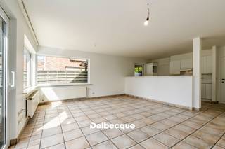 Subliem aanbod! Deze verzorgde halfopen woning is gelegen in een gegeerde woonwijk te Assebroek. De locatie is uiterst strategisch, op een steenworp van winkels, scholen, ontspanningsmogelijkheden, openbaar vervoer en Brugge centrum. <br /><br />Graag nemen we u mee doorheen deze rationele en goed onderhouden woning. <br />Deze tijdloze woning werd gebouwd in '2000 en beschikt op het gelijkvloers over een een inkomhal met apart toilet, een uiterst lichtrijke leefruimte, opgesplitst in een livinggedeelte en halfopen keukengedeelte met annex een praktische wasberging. Vanuit deze leefruimte heb je zicht op de achterliggende en goed georiënteerde brede tuin.<br /><br />Op de eerste verdieping zijn er 3 slaapkamers en badkamer aanwezig. Waarvan 2 ruime slaapkamers en 1 kinderkamer/logeerkamer. Er is een vaste trap die toegang geeft tot de zolder die perfect kan worden gebruikt als een 4de slaapkamer of bureelruimte. Op deze manier wordt iedere cm van de woning uiterst functioneel benut.<br /><br />De tuin is zeer aangenaam, een leuke brede tuin met open groen zicht op de achterliggende tuinen. <br /><br />Voorts beschikt de woonst over een handige oprit en een overdekte berging voor het plaatsen van fietsen. <br /><br />Het EPC is gunstig met een E-peil 209 en label C! <br />De woning werd na de opbouw steeds goed onderhouden, waardoor we dus nog steeds kunnen spreken over een uiterst complete en instapklare woning op een sublieme ligging.<br /><br />Schrijf u in op een tijdslot via onze website voor het BEZOEKMOMENT die doorgaat op dinsdag 08/09 tussen 16u -18u30.