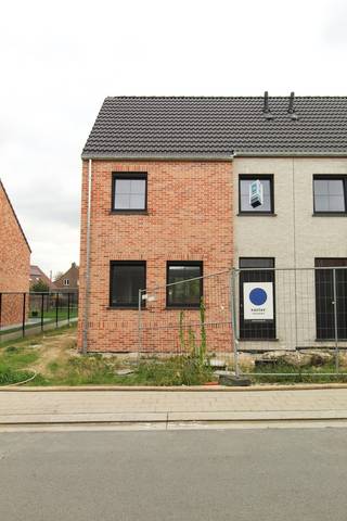 In het rustige Meulebeke, in een kindvriendelijk woonbuurt bouwt Hectaar deze 5 charmante en kwalitatieve halfopen en gesloten bebouwingen met oog voor detail. Deze woningen zijn gelegen op een beugscheut van het centrum van Meulebeke en vlakbij invalswegen richting Tielt, Ingelmunster, Dentergem,... <br />Deze hedendaagse doch charmante woningen zijn voorzien van een lichtrijke leefruimte met open keuken en aanpalende berging, inkomhal met gastentoilet, een volledig uitgeruste badkamer met inloopdouche, ligbad en dubbele wastafel en 3 ruime slaapkamers verdeeld over het eerste en tweede verdiep. <br />De afwerking van de woning kunt u, samen met onze partnerleverancier, volledig afstemmen op uw eigen smaak en budget. Er wordt een garagebox voorzien in de prijs.<br /><span>(foto's referentie voorgaande woningen). </span>
<ul>
<li>Kindvriendelijke en rustige woonbeurt;</li>
<li>E-peil 30;</li>
<li>Vloerverwarming op het gelijkvloers;</li>
<li>Overschakeling naar warmtepomp mogelijk tot einde ruwbouw;</li>
<li>Vaste trap naar de zolder (3de slaapkamer en bergruimte); </li>
<li>Extra losstaande garagebox inbegrepen in de prijs</li>
<li>Afwerking naar keuze. </li>
</ul>
Aarzel zeker niet om contact op te nemen bij vragen of verdere interesse!