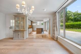 <span><strong>Domiciliëring niet mogelijk</strong>! Verscholen op een prachtig privédomein bevindt zich deze charmante, atypische woning. Een unieke kans voor wie op zoek is naar rust, comfort en een uitstekende ligging aan de Tiensesteenweg, vlakbij 2 bushalten en met een snelle aansluiting op de E40 en de E314. Het pand combineert karakter met hedendaags comfort. Het beschikt op het gelijkvloers over een lichtrijke leefruimte, een volledig ingerichte open maatkeuken met alle inbouwtoestellen en een kantoor. Op de eerste verdieping zijn er 2 slaapkamers, 2 dressings en een stijlvolle badkamer met toilet, douche en bad. In de kelder is er een vestiaire met toilet, een waszone, een berging en de technische ruimte. Dankzij de vele ingemaakte maatkasten geniet je bovendien van bijzonder veel praktische opbergruimte. Ook op technisch vlak beschikt de woning over aparte tellers voor water, gas en elektriciteit, een energiezuinige installatie met 16 zonnepanelen en een thuisbatterij van 10 kWh, airconditioning in één van de slaapkamers en een alarmsysteem met bewegingsdetectie en branddetectie. Buiten geniet je van een aangename, zuid-westgericht georiënteerde tuin met barbecue, ideaal om in alle rust van de zon te genieten. Via de privatieve toegangspoort met afstandsbediening, bereik je de woning waar twee privatieve parkeerplaatsen voorzien zijn. Het pand wordt verhuurd via een overeenkomst van gemeen recht. Vanaf 1 november. info@homies.be</span>