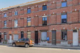 Goedgelegen woning bestaande uit hal met voorplaats, ruime living met aansluitend keuken, bijkeuken, toilet en badkamer. De 1ste verdieping omvat...