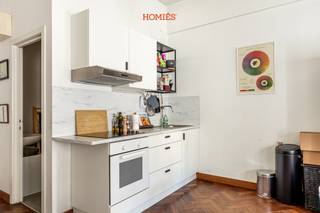 Op zoek naar een gezellige woonplek in het bruisende centrum van Leuven? Deze charmante studio aan de Mechelsestraat 60 biedt alles wat je nodig hebt op een toplocatie. De studio bevindt zich op wandelafstand van winkels, gezellige cafés, restaurants en het openbaar vervoer. Dankzij de centrale ligging geniet je van het stadsleven, terwijl je toch kan rekenen op een aangename en rustige woonomgeving. De studio beschikt over een lichtrijke leefruimte met open kitchenette en een aparte badkamer met douche, lavabo en toilet. De centrale ligging in het historische centrum en de goede verbinding met openbaar vervoer maakt dit een ideale woning voor een student of jonge starter. De huurprijs bedraagt 800 exclusief een maandelijkse kost van 90 euro voor de poets van de gemeenschappelijke delen, water, elektriciteit en verwarming. Interesse? Neem gerust contact op voor meer informatie via info@homies.be.