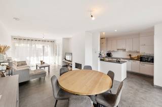 RECENTE moderne ENERGIEZUINIGE woning met 3 SLK! Goedgelegen aan de KLINIEK en dichtbij het centrum van Waregem. Indeling: inkomhal met...
