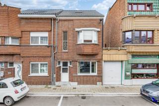 Bienvenue à Willebroek !<br /><br />Cette maison clé en main est située sur un terrain de 233,31 m², à proximité du centre dynamique de Willebroek. Grâce à son emplacement privilégié, vous bénéficiez d'une excellente connexion vers Anvers, Bruxelles et Malines.<br /><br />Avec une surface habitable de 124 m² et 3 chambres, cette maison offre amplement d’espace pour une petite famille. En entrant, vous êtes accueilli dans un hall d’entrée agréable qui donne accès au séjour. Le séjour constitue le cœur de la maison et offre un espace confortable pour un coin salon ainsi qu’une salle à manger complète.<br /><br />La cuisine moderne et fonctionnelle, attenante au séjour, dispose de nombreux rangements et d’un plan de travail spacieux. De grandes fenêtres assurent une belle connexion avec l’extérieur.<br /><br />Le joli jardin constitue une agréable extension du confort de vie et est idéal pour se détendre en plein air.<br /><br />Intéressé ? Contactez notre bureau via info@hiro.be ou au 03 230 00 14 !