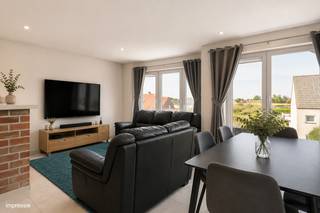 Bent u op zoek naar een comfortabel, energiezuinig en centraal gelegen appartement in Aartselaar? Neem dan zeker een kijkje naar dit tof appartement aan de Leugstraat 77C!<br />Het appartement is gelegen op de tweede verdieping van een kleinschalig gebouw zonder lift. Het bouwjaar dateert van 1995, wat dus nog steeds redelijk recent is. <br /><br />U komt het appartement binnen in de ruime inkomhal dewelke toegang biedt tot alle verschillende ruimtes. <br />De lichtrijke woonkamer beschikt over een gezellige en volledig open keuken dat zorgt voor een mooi doorlopend geheel.<br />Verder kan u in dit appartement een handige berging (met aansluiting voor wasmachine en droogkast), badkamer en apart toilet terugvinden. De badkamer is voorzien van een comfortabel ligbad en lavabomeubel. <br />Ook 2 ruime slaapkamers met voldoende ruimte voor kasten zijn in het appartement gelegen. <br /><br />In de kelder kan u een handige, ruime en privatieve berging terugvinden. <br /><br />De vaste kosten van het appartement bedragen slechts €25,- per maand! Deze zijn volledig bestemd voor het reservefonds. <br /><br />Het appartement wordt op heden verhuurd tegen een huurprijs van €830,- per maand. Wat dit appartement interessant maakt voor starters en investeerders!<br /><br />Op het gelijkvloers vindt u een privatieve garagebox met handige autostaanplaats (+/- 25 m²!). Deze is verplicht mee aan te kopen voor €30.000,-<br /><br />Belangrijkste troeven:<br />+ Zeer gunstig EPC-label (B) = geen renovatieverplichting<br />+ Gegarandeerd parkeercomfort!<br />+ Uitzonderlijk lage vaste kosten = geen dure maandelijkse lasten.<br />+ Gunstige indeling: Elke vierkante meter is optimaal benut, wat zorgt voor een zeer ruimtelijk gevoel en veel lichtinval.<br />+ Toplocatie: Gelegen in het gegeerde Aartselaar, met winkels, scholen, openbaar vervoer en belangrijke invalswegen (A12/E19) binnen handbereik.<br />+ Conforme elektrische keuring<br />+ Kleinschalig, recent gebouw<br /><br />Interesse in dit tof appartement? Contacteer ons via 03 337 50 70 of info@vbvastgoed.be voor meer info of een bezoek ter plaatse.<br />