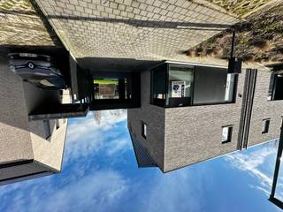 Op zoek naar een instapklare woning op een uitstekende locatie? Dan is deze moderne woning in Eeklo precies wat je zoekt. Gelegen in de...