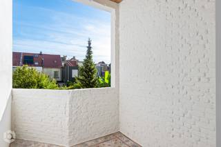 Op een uitstekende locatie in Berchem bevindt zich dit prachtige gerennoveerde appartement. U bevindt zich hier op een centrale locatie, doch op wandelafstand van winkels, scholen, eet- en drankgelegenheden en het openbaar vervoer. <br /><br />We betreden het appartement via de ruime en lichtrijke leefruimte. Deze kunt u inrichten met een gezellige zithoek en een aparte eetplaats. Aanpalend bevindt zich de keuken, dewelke voorzien is van de meest kwalitatieve toestellen. Het appartement beschikt over 1 slaapkamer en de ensuite badkamer is uitgerust met lavabo en douche. Op het zonnige terras kunt u steeds in alle rust en privacy genieten van het mooie weer. Tot slot beschikt u over een kelderberging. <br /><br />Het appartement is onmiddellijk beschikbaar.<br /><br />U dient een bezoekaanvraag in te dienen via het zoekertje op onze website via de knop "vraag bezoek aan".<br /><br />Dit is een uitstekende opportuniteit als u op zoek bent naar een appartement op een uitstekende locatie in Berchem. Contacteer ons voor meer informatie of neem een kijkje op www.boonstravastgoed.be .<br /><br />Bijzonderheden:<br />- Uitstekende locatie<br />- Lichtrijk appartement<br />- Geen gemeenschappelijke kosten