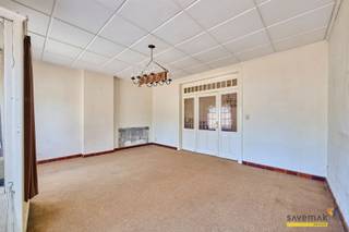 <p><span>In het hartje Leopoldsburg vinden we deze charmante te renoveren woning terug.</span></p><p><span> </span></p><p><span>Ondanks de centrale ligging, dicht bij scholen en winkels, kan je genieten van een ruime, rustige tuin van 10are.</span></p><p><span> </span></p><p><span>Op de gelijkvloerse verdieping vinden we de leefruimte terug met de oorspronkelijke indeling en authentieke elementen. </span></p><p><span>Verder vinden we de keuken, bijkeuken en badkamer terug.</span></p><p><span> </span></p><p><span>Ook is er een droge kelder aanwezig voor meer opbergruimte.</span></p><p><span> </span></p><p><span>Op de eerste verdieping zijn er 2 ruime kamers en biedt de zolder nog uitbreidingsmogelijkheden.</span></p><p><span> </span></p><p><span>Buiten is er nog een overdekte staanplaats voor je wagen en kan je je eigen groentjes beginnen kweken in de serre. </span></p><p><span> </span></p><p><span> </span></p><p><span>Renovatieverplichting residentiële gebouwen van toepassing.<br />Meer info: <span>https://energiesparen.be/renovatieverplichting</span></span></p><p><span> </span></p><p><span>Bestuursmaatregelen in het maatregelenregister: nee</span></p>