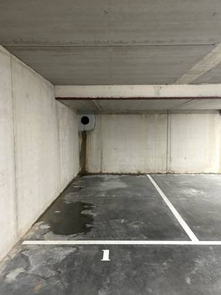 Vlakbij Leuven, IMEC, E40 etc. en op wandelafstand van het station Heverlee treft u deze 3 inpandige autostaanplaatsen gelegen in de Hertogstraat in een recent gebouw met een afgesloten, geautomatiseerde poort en autolift. <br />- autostaanplaats 1: 5.0m x 2.5m voor € 17 500,00  VERKOCHT<br />- autostaanplaats 3: 5.0m x 2.5m voor € 20 000,00<br />- autostaanplaats 8: 6.2m x 2.5m voor € 22 000,00<br />Goede bereikbaarheid en een topligging. Ideale belegging of een dagelijks gemak?