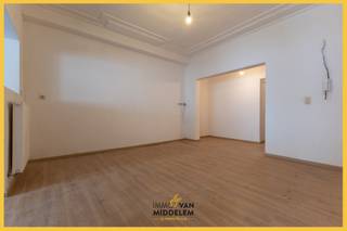 Immo Van Middelem verkoopt dit gerenoveerde appartement (+/- 80 m²) met 2 slaapkamers en tuin op wandelafstand van winkels en openbaar vervoer.Het...