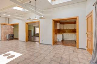Bent u op zoek naar een woning met tal van mogelijkheden, gelegen op een uitzonderlijke locatie? Dan is deze charmante woning in Heverlee absoluut een bezoek waard.<br /><br />De woning bevindt zich in een rustige, doodlopende straat en is de laatste woning van de straat, wat zorgt voor extra privacy en een aangename woonomgeving. Naast de woning ligt natuurgebied, ideaal voor wie houdt van rust en groen. Tegelijk geniet u van een uiterst centrale ligging, vlakbij Imec, Gasthuisberg, scholen, openbaar vervoer en belangrijke invalswegen.<br /><br />Bij het betreden van de woning komt u in de inkomhal met apart toilet. De lichtrijke leefruimte sluit aan op de keuken en biedt tal van mogelijkheden om een gezellige leefomgeving te creëren. Op het gelijkvloers bevindt zich verder een slaapkamer/bureau, een badkamer en een praktische berging die ook dienst kan doen als garage.<br /><br />Op de eerste verdieping zijn er drie volwaardige slaapkamers en een tweede badkamer, wat deze woning bijzonder geschikt maakt voor gezinnen.<br />Buiten geniet u van een aangename tuin en terras waar u in alle rust kan ontspannen.<br /><br />Deze woning biedt bijzonder veel potentieel en kan volledig naar eigen smaak worden ingericht en gemoderniseerd. Dankzij de ruime indeling en de uitstekende ligging is dit de ideale gezinswoning.<br /><br />Interesse? Neem vandaag nog contact met ons op via 0474 386 393 of per e-mail: lotte@immogve.be voor meer informatie of het inplannen van een bezoek.