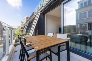 - Zonnig terras<br />- Jonge residentie<br />- Twee volwaardige slaapkamers<br />- Centrale ligging <br /><br />Dit appartement bevindt zich in de jonge, stijlvolle residentie "Milano" en is afgewerkt met oog voor kwaliteit. Met twee ruime slaapkamers en een groot, zonnig terras, biedt dit appartement een ideale combinatie van comfort en luxe. Het terras is perfect om te genieten van de zon en buiten te ontspannen.<br />In het hart van Oostende, op slechts enkele minuten wandelen van het strand en dichtbij het station. Geniet van het beste van de stad, met winkels, restaurants en het bruisende stadsleven om de hoek.<br /><br /><strong>Indeling</strong>: inkomhal met vestiaire, gezellige en lichtrijke woonkamer, zonnig terras, volledig ingerichte keuken, berging met aansluiting voor wasmachine/ droogkast, twee volwaardige slaapkamers, afzonderlijk toilet, badkamer met inloopdouche, dubbele wastafel en toilet. <br /><br />Zéér gunstig E-peil: E39 - elektriciteit conform gekeurd. <br /><br />Ideaal voor wie op zoek is naar een moderne en comfortabele woonst op een toplocatie in Oostende!<br /><br />Bovendien werd het appartement pas in 2019 in gebruik genomen, en is het zelden bewoond geweest. <br /><br />Contacteer ons voor meer informatie of een plaatsbezoek, Immo De Beus 059 510 300. 