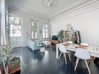 Dit instapklaar appartement in het bruisende centrum van Kortrijk is de ideale plek voor wie op zoek is naar een comfortabele woonst met alle voorzieningen binnen handbereik.<br /><br />De indeling van dit appartement is als volgt:<br />- ruime leefruimte met veel natuurlijke lichtinval<br />- open keuken<br />- slaapkamer<br />- badkamer voorzien van douche, lavabo en wasmachine-aansluiting<br />- praktische berging<br />- extra kelderberging (privé)<br /><br />Algemeen: <br />- geen extra kosten <br />- centrale ligging<br />- stijlvol en karaktervol appartement<br />- hoekappartement<br /><br />Interesse? Vraag snel een bezoek aan via www.dewaele.com!