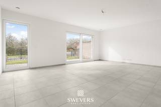 In het stijlvolle nieuwbouwproject "Milda" wacht een prachtige instapklare woning op zijn eerste bewoners. Deze moderne en duurzame woning, gebouwd in 2024, combineert hedendaags comfort met een gunstige ligging in het rustige Sint-Lambrechts-Herk, een deelgemeente van Hasselt. Hier geniet je van een groene, autoluwe omgeving terwijl alle faciliteiten binnen handbereik liggen.<br /><br />Met een bewoonbare oppervlakte van 169,40 m² biedt deze woning ruimte en functionaliteit. De strakke architectuur, grote raampartijen en kwalitatieve afwerking maken dit huis bijzonder aantrekkelijk. Dankzij het BEN-label (bijna-energieneutraal) met vloerverwarming en een warmtepomp ben je verzekerd van lage energiekosten en een optimaal wooncomfort.<br /><br />Binnenkomen doe je via een inkomhal met gastentoilet. De lichtrijke leefruimte vormt het hart van de woning, waar de open keuken naadloos aansluit op de eet- en zithoek. De keuken is stijlvol en voorzien van hoogwaardige materialen en toestellen. De grote schuiframen zorgen voor een overvloed aan daglicht en geven toegang tot het ruime terras en de zuidgerichte tuin – de ideale plek om te ontspannen na een drukke dag. Verder is er op de gelijkvloerse verdieping een handige berging die extra opbergruimte biedt.<br /><br />Op de eerste verdieping bevinden zich drie volwaardige slaapkamers. De masterbedroom van 16 m² voelt ruim aan en biedt voldoende plaats voor een groot bed. De tweede en derde slaapkamer, met oppervlaktes van 12,30 m² en 10,90 m², zijn perfect als kinderkamer, bureau of logeerkamer. De badkamer is modern ingericht met een dubbele wastafel, een ruime inloopdouche en een bad. Daarnaast is er nog een aparte wc en een extra berging.<br /><br />De zuidgerichte tuin is een absolute troef. Hier geniet je de hele dag door van zonlicht en een vrij uitzicht op de groene omgeving. De combinatie van het terras en het gazon biedt eindeloze mogelijkheden voor zowel ontspanning als gezellig samenzijn. In de zomer wordt dit ongetwijfeld je favoriete plek om te vertoeven.<br /><br />Als bewoner van dit BEN-project profiteer je niet alleen van een duurzame woning, maar ook van een mogelijke verlaging van de onroerende voorheffing gedurende enkele jaren. <br /><br />De ligging van deze woning is een perfecte mix tussen rust en bereikbaarheid. Op slechts 500 meter van de E313, 200 meter van winkels, 1 km van restaurants, 1,5 km van scholen en 50 meter van openbaar vervoer, woon je hier uiterst centraal zonder in te boeten op woonkwaliteit. Daarnaast biedt de omgeving tal van wandel- en fietsroutes voor natuurliefhebbers.<br /><br />Een moderne, instapklare en energiezuinige woning in een autoluwe buurt, met een uitstekende ligging en veel ruimte – dat is wat deze woning jou te bieden heeft. Wil je deze prachtige woning zelf ontdekken? Plan vandaag nog een bezichtiging in via 011 255 155.