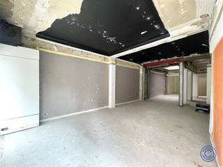 Informatie handelsruimteCASCO handelsruimte ca. 106m² met privatieve kelderberging G ca. 8,30m². Indeling * Winkelruimte met etalage van ca. 5m,...
