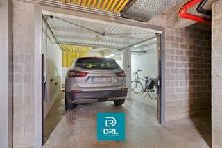 Deze zeer ruime garagebox in Residentie Polderzicht wordt te koop aangeboden. Er is plaats voor een éénpersoonswagen maar ook voor uw fietsen of materiaal.<br /><br />Meer info of bezoek inplannen? DRL Vastgoed, 050 65 95 95 of info@drlvastgoed.be