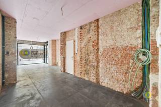 <p><span>Ce rez-de-chaussée commercial idéalement situé se trouve dans la rue commerçante de Vilvoorde, très fréquentée au quotidien. Il constitue une base idéale pour développer votre projet. Les espaces sont actuellement bruts, mais disposent déjà d'un sol/carrelage fini, ce qui vous permet d'aménager les lieux entièrement selon vos besoins et votre style. En entrant, vous accédez immédiatement à la partie commerciale, équipée d'une belle vitrine, parfaite pour la visibilité. Cet espace se prête parfaitement à de nombreuses possibilités telles qu'un bureau, un cabinet, un atelier ou un établissement horeca. Depuis l'espace commercial, vous avez accès à un espace extérieur et au hall. Dans le hall se trouvent les toilettes et une première pièce séparée, idéale comme espace de stockage ou bureau. Il y a également une troisième pièce qui donne accès à une agréable terrasse. Chaque unité dispose en outre d'une cave privée, ce qui est un atout majeur pour le stockage supplémentaire. Charges/provision : 50  (communes) Ne manquez pas cette occasion unique et contactez-nous dès aujourd'hui!</span></p>