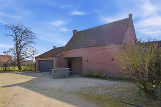 Droom je van wonen in alle rust, omringd door groen en ruimte? Dan zal deze ruime woning op een uitzonderlijk perceel van maar liefst 9.741 m²...