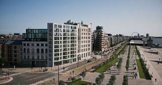 Cet appartement situé au deuxième étage bénéficie d'un emplacement privilégié à Anvers et offre une vue unique sur l'Escaut et le port de plaisance de Linkeroever. L'appartement dispose d'un chauffage au sol pour un confort optimal.Le quartier offre un équilibre parfait entre le calme et le dynamisme de la ville, avec toutes les commodités à portée de main.L'appartement d'environ 110 m² est divisé comme suit :- Espace de vie avec une vue magnifique sur l'Escaut- Cuisine ouverte avec îlot de cuisson- Rangement- Terrasse avec grandes fenêtres- 2 chambres à l'arrière- Salle de bain avec baignoire et douche- Rangement au sous-solPossibilité d'achat dans le cadre des frais d'inscription.Vous êtes intéressé par un nouveau bâtiment, un appartement ou une maison à vendre à Anvers ? N'hésitez pas à nous contacter.Si vous souhaitez vendre votre propre propriété, veuillez nous contacter pour une estimation gratuite, par téléphone au 03/206.76.76 ou par e-mail à antwerpen@dewaele.com. Vous pouvez également toujours vous adresser à nous pour toutes autres questions concernant l'immobilier, l'achat ou la vente à Anvers !