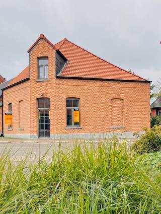 Nabij het gezellige plein “Dries” te Sinaai kan u deze karaktervolle gezinswoning met 3 (mogelijkheid naar 4) slaapkamers terug vinden. Deze woning is omgetoverd tot een energiezuinige woning, EPC A score van slechts 74kWh/(m² jaar) . Bij het binnenkomen van deze rustieke en landelijk ingerichte woning voelt u direct een zeer warme en gezellige sfeer. Wat hier heel innemend is zijn de hoge plafonds, de authenticiteit maar ook het belang van het hedendaags comfort staan centraal in deze woning. Wat deze woning mooier, beter en gezelliger heeft gemaakt zijn ook de rustieke vloertegels, oude authentieke behandelde dakspanten en dit in combinatie met het nieuwe dak. Daarnaast werden ook de buitengevels gezandstraald en opnieuw ingevoegd. In de zuid-west georiënteerde tuinzone zijn er nieuwe zonnepalen (3600wp) voorzien en is het heel aangenaam vertoeven. Benieuwd naar meer? Contracteer ons voor een afspraak op 052/41.41.94. Extra troeven zijn het lage kadastraal inkomen en dat u deze instapklare woning kan aankopen aan 2% registratiekosten als eerste of enige woning.  <br />Referentie: 5312