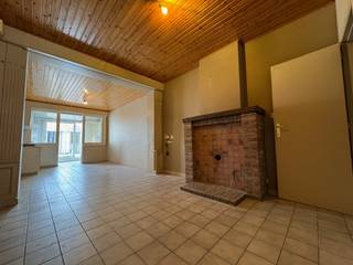 De rijwoning beschikt over een ruime indeling met de mogelijkheid tot vier volwaardige slaapkamers – ideaal voor gezinnen of wie extra ruimte...