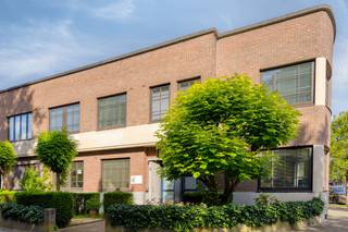 In het Interbellum werd dit gebouw opgericht in zakelijke art deco in opdracht van Adolf Gylsen naar ontwerp van architect A. De Landtsheer uit 1936.<br />In één van de meest gegeerde buurten van Antwerpen bevindt zich dit uitzonderlijke interbellum kantoorgebouw, dat authenticiteit en representativiteit op unieke wijze combineert. Gelegen in de prestigieuze Expowijk, geniet het pand van een uitstekende bereikbaarheid via de Singel, de Antwerpse Ring en het openbaar vervoer. <br />Dit statige gebouw ademt de charme van de jaren '30 met tal van authentieke elementen, waaronder hoge plafonds, sierlijsten, parketvloeren en een indrukwekkende inkomhal. Dankzij de flexibele indeling leent het pand zich perfect voor: advocatenkantoor of notariaat, architecten- of ingenieursbureau, hoofdzetel van een onderneming, praktijkruimte voor vrije beroepen en een combinatie van kantoor en representatieve ontvangstruimten.<br /><br />Troeven<br />✔ Karaktervolle interbellumarchitectuur<br />✔ Prestigieuze ligging in de Expowijk<br />✔ Uitstekende visibiliteit en bereikbaarheid<br />✔ Ruime en lichtrijke kantoorverdiepingen<br />✔ Mogelijkheid tot diverse professionele invullingen<br />✔ Nabij belangrijke invalswegen en openbaar vervoer<br /><br />De Expowijk staat bekend om haar brede lanen, groene omgeving en architecturale erfgoed, waardoor dit pand een uitzonderlijke opportuniteit vormt voor ondernemingen en vrije beroepen die op zoek zijn naar een representatieve uitvalsbasis in Antwerpen.<br />Interesse? Contacteer ons voor meer informatie, plannen of een bezoek ter plaatse.