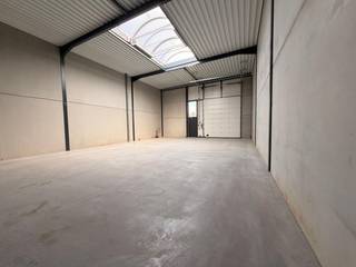 Dit gloednieuwe magazijn is gelegen op het Business Park Clarysse te Pittem, in de directe nabijheid van diverse invalswegen.De unit bevindt zich in een zone voor ambachtelijke bedrijven en KMO’s en is uitermate geschikt voor opslag, productie of kleine ambacht.Specificaties:- Oppervlakte: ca. 198 m².- Parkeergelegenheid: 2 privatieve staanplaatsen inbegrepen (P8 en P52).- Staat: Nieuwbouw in casco conditie- Elektriciteit: Aansluiting aanwezig.- Bestemming: Ambacht, KMO, B2B-groothandel of bedrijfsgebonden showroom- Syndic: Maandelijks voorschot van € 50De huurprijs is exclusief btw, onroerende voorheffing en gemeenschappelijke/privatieve kosten.Onmiddellijk beschikbaar. Bent u op zoek naar modern bedrijfsvastgoed te huur in Pittem? Contacteer ons voor meer informatie of een bezoek ter plaatse!