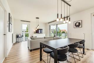 Op zoek naar een interessante investering in Roeselare? Dit instapklare appartement met drie slaapkamers in de Rozendaalstraat combineert comfort, ruimte en een centrale ligging.<br /><br />Het appartement beschikt over een inkomhal met gastentoilet, een lichtrijke woonkamer met open keuken en een praktische keukenberging/wasplaats. Vanuit de leefruimte is er toegang tot het gezellige terras, dat rechtstreeks aansluit op de woonkamer en keuken.<br /><br />De keuken is volledig uitgerust met een spoeltafel, vaatwasser, keramische kookplaat, dampkap, microgolfoven, oven en koelkast.<br />Verder zijn er drie slaapkamers en een badkamer, uitgerust met een inloopdouche en badkamermeubel.<br /><br /><strong>Technische eigenschappen:</strong>
<ul>
	<li>Centrale verwarming op aardgas.</li>
	<li>Ventilatiesysteem aanwezig.</li>
	<li>Gunstig EPC-label A.</li>
	<li>Conforme elektrische keuring.</li>
	<li>PVC hoogrendementsbeglazing.</li>
</ul>
Bij het appartement hoort tevens een extra ruime <strong>ondergrondse autostaanplaats</strong>, die kan worden aangekocht aan een meerprijs van <strong>€28.000.</strong><br /><br /><br /><strong>Ligging:</strong> De ligging biedt een uitstekende verbinding met de ring en de E403. Daarnaast bevindt zich een bushalte in de straat, wat zorgt voor een vlotte bereikbaarheid met het openbaar vervoer. Alle nodige voorzieningen zoals winkels en scholen zijn vlot bereikbaar, terwijl de omgeving rustig en groen blijft.<br /><br /><strong>Belangrijk:</strong> het appartement wordt <u>uitsluitend verkocht aan investeerders</u>. De huidige eigenares wil het appartement blijven bewonen aan de hand van een levenslang huurcontract.<br />Een mooie opportuniteit voor wie op zoek is naar een verzorgde investering met een huurder die reeds gekend is.<br /><br />Een instapklaar appartement, een uitstekende ligging en een investering met langetermijnperspectief.<br /><br /><strong>Interesse?</strong> Neem contact op met ons kantoor voor meer informatie of een vrijblijvend bezoek via 051/20 14 00