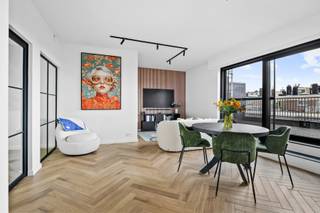 <p>Volledig furnished and recently renovated (2024) two-bedroom apartment on the 6th floor, accessible by elevator.</p>
<p>You enter the apartment via the spacious entrance hall, which leads to the bright living area with open-plan kitchen. Adjacent is a practical storage room with washing machine and dryer. From the living area you have access to the first terrace at the front, equipped with a comfortable lounge set.</p>
<p>At the rear of the apartment are two bedrooms, one furnished as a master bedroom and the other as a dressing room. The second terrace is accessible from the bedrooms. The modern bathroom is fitted with a walk-in shower and a vanity unit with washbasin.</p>
<p>The apartment also includes a private cellar storage unit and a parking space, which can optionally be rented for €150 per month.</p>
<p>The common charges amount to €100 per month and include maintenance, electricity for the common areas, waste collection, and private water consumption.</p>
<p>The gas and electricity meters are individual and will be put in the tenant’s name. The apartment is equipped with 8 solar panels, which currently cover approximately 80% of electricity consumption.</p>