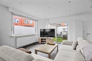 <p>Deze instapklare starterswoning combineert comfort en functionaliteit met een uitstekende ligging. De woning beschikt over drie volwaardige slaapkamers, ideaal voor een gezin of wie graag een extra kamer heeft voor een bureau of hobbyruimte.</p><p>De onderhoudsvriendelijke tuin biedt een aangename buitenplek waar u in alle rust kunt genieten, zonder intensief tuinwerk. Via een handig tuinpoortje heeft u directe toegang tot de straat, wat zorgt voor extra gebruiksgemak. Zo kunt u ook gemakkelijk met de fiets via het poortje de tuin bereiken.</p><p>De woning geniet van een goede bereikbaarheid, met vlotte verbindingen naar belangrijke invalswegen en voorzieningen. Parkeren kan eenvoudig in de straat.</p><p>Kortom, een ideale woning voor starters of gezinnen die op zoek zijn naar een praktische, verzorgde en goed gelegen thuis.</p><p></p><p>Vraag vandaag nog uw bezoek aan bij vastgoedmakelaar Saar via 0456/96 16 02 of saar@altro-vastgoed.be</p>