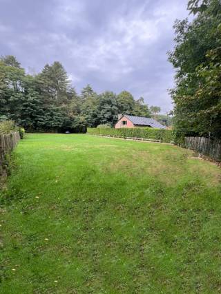 <p>Bouwgrond voor open bebouwing in een groene en rustige omgeving.</p><p>Het perceel heeft een brede straatzijde van 20 meter, ideaal voor wie ruim en comfortabel wil bouwen. Samen met de aangename zuidoostelijke oriëntatie biedt dit mogelijkheden voor een open, lichtrijke woning, met voldoende ruimte voor een oprit, tuin en privacy.</p><p>De ligging tegenover een beschermd natuurgebied combineert rust en groen met de nabijheid van het dorpsleven in Vorselaar. Winkels, scholen en andere voorzieningen zijn vlot bereikbaar.</p><p>Kortom: een mooie bouwgrond voor wie rust, natuur en ruimte zoekt, met een brede gevel en toch dicht bij de dorpskern.</p>