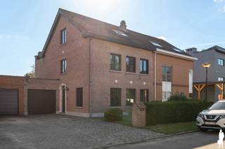 <p><strong>Te renoveren woning met 4 slaapkamers en zuid tuin in doodlopende straat</strong><br /><br /><strong>Algemeen:</strong><br />- Zeer goed onderhouden woning (1e eigenaar)<br />- Bewoonbare oppervlakte: ca. 215 m²<br />- Onderhoudsvriendelijke zuid georiënteerde tuin<br />- Volledige privacy<br />- Grote leefruimte met open keuken (ca. 66 m²)<br />- 4 slaapkamers<br />- Badkamer met ligbad en douche<br />- Garage en wasplaats (ca. 35 m²)<br />- Oprit met voldoende parkeergelegenheid<br /><br /><strong>Onmiddellijke omgeving:</strong><br />- Gelegen in een doodlopende straat grenzend aan natuurgebied Oude Spoorwegberm<br />- Kindvriendelijke buurt<br />- Zeer vlotte bereikbaarheid naar Antwerpen en Brussel (E19 en trein)<br />- Nabij het centrum van Kontich met scholen, winkels, openbaar vervoer en verschillende natuurgebieden op fiets- en wandelafstand<br /><br /><strong>Technische kenmerken:</strong><br />- Bouwjaar 1988<br />- Zeer degelijke basisconstructie<br />- CV op mazout<br />- Woning is volledig onderkelderd met kruipruimte<br />- Rolluiken aanwezig <br /><br /><strong>Indeling:<br /></strong><span>Gelijkvloerse verdieping (ca. 125 m²)</span><br />- Inkomhal met vestiaireruimte<br />- Apart gastentoilet<br />- Grote leefruimte met zithoek en gesloten haard (ca. 40 m²)<br />- Riante eetkamer met open keuken (ca. 26 m²)<br />- Zuid georiënteerde tuin met terras<br />- Garage met smeerput<br />- Technische ruimte en berging/wasplaats<br /><br /><span>Eerste verdieping (ca. 65 m²)</span><br />- Nachthal<br />- 3 grote slaapkamers (ca. 14, 13 en 11 m²)<br />- Grote badkamer met ligbad, douche, 2 wastafels en toilet<br /><br /><span>Tweede verdieping (ca. 60 m²)</span><br />- Ruime nachthal<br />- 1 slaapkamer (ca. 14 m²)<br />- Polyvalente zolderruimte (ca. 20 m²)</p>