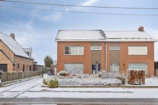 Rez-de-chaussée :- Hall d'entrée avec accès à l'espace de vie.- Espace de vie lumineux (lumière naturelle) avec volets et suffisamment d'espace...