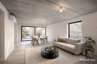 <p>Op een toplocatie in Ninove bevindt zich dit volledig afgewerkte nieuwbouwappartement op de tweede verdieping. Scholen, winkels, openbaar vervoer en het centrum van Ninove bevinden zich in de onmiddellijke nabijheid, wat zorgt voor een uitstekende bereikbaarheid en een hoog wooncomfort.</p><p>Het appartement beschikt over een ruime en lichtrijke leefruimte met open, volledig uitgeruste keuken. Dankzij de grote raampartijen en de directe toegang tot het zeer ruime terras geniet u hier van een aangename lichtinval en een open leefgevoel. Dit maakt het terras een verlengstuk van de leefruimte.</p><p>Verder omvat het appartement een praktische bergruimte, een apart toilet, een ruime badkamer en twee volwaardige slaapkamers, ideaal voor zowel eigen bewoning als een combinatie met thuiswerk.</p><p>Een extra troef is de inbegrepen autostaanplaats, die reeds vervat zit in de huurprijs. Er is een mogelijkheid om een extra staanplaats te huren aan €50/maand.</p><p>Het appartement is uitgerust met moderne en energiezuinige technieken, waaronder een warmtepomp en zonnepanelen, wat resulteert in een laag energieverbruik en optimaal wooncomfort.</p><p>Onmiddellijk beschikbaar.<br />Huurprijs: €975/maand + €50 gemeenschappelijke kosten.</p>