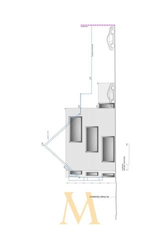 Ontdek dit veelzijdige casco handelsgebouw op een uitstekende locatie langs de ring, met maximale zichtbaarheid en ruime parkeermogelijkheden. Een ideale opportuniteit voor vrije beroepen, praktijkruimtes of kantoren die vlot bereikbaar moeten zijn.<br /><br />Het gebouw heeft een totale oppervlakte van 200 m², verdeeld over drie niveaus:<br />Gelijkvloers: 78 m²<br />Eerste verdieping: 61 m²<br />Tweede verdieping: 61 m²<br /><br />Dankzij de flexibele indeling kan het pand ingericht worden als maximaal 3 onafhankelijke praktijk- of handelsruimtes, volledig afgestemd op uw eigen noden en visie.<br /><br />Extra troef: het gebouw is volledig privé, vrij van syndicus en in eigen beheer, wat zorgt voor maximale vrijheid en geen gemeenschappelijke kosten.<br /><br />Daarnaast zijn er 4 vergunde private autostaanplaatsen, verplicht bij aan te kopen aan €70.000.<br /><br />Een unieke kans voor wie op zoek is naar een strategisch gelegen casco pand met tal van mogelijkheden.<br /><br />Meer info?<br />Aarzel niet om Maxime Vanneste te contacteren via 0498 44 78 00 of info@maximevanneste.be.