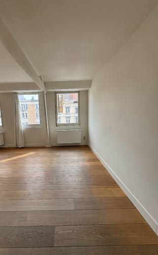 TE HUUR – GENT. Ontdek deze stijlvolle en gezellige studio op de derde verdieping van een charmant gebouw met lift, op steenworp van...