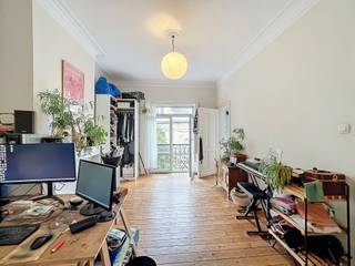 <strong>SAINT-GILLES, Prachtig 1-slaapkamer appartement van +/- 70m² op de Place Communale en op 2 minuten lopen van de Barrière de Saint-Gilles, dicht bij tal van winkels en vervoer, gelegen op de 3e verdieping zonder lift. Het bestaat uit een keuken uitgerust met een gasfornuis en aansluiting voor een vaatwasser en wasmachine, eetkamer +/- 13m², woonkamer +/- 17m², 1 slaapkamer +/- 17m², studeer/kleedkamer +/- 7m², badkamer met WC, terras. Kosten: Voorzieningen €80/maand (gemeenschappelijk - verzekering tegen verlies van gebruik - koud water). PEB G. Beschikbaar op 15/08/2026.</strong><br /><br /><span>3de verdieping zonder lift:</span><br /><br />- Keuken +/- 10m² (gasfornuis en aansluiting voor vaatwasser en wasmachine)<br />- Eetkamer +/- 13m² <br />- Woonkamer +/- 17m²<br />- Slaapkamer +/- 17m²<br />- Badkamer +/- 3m² <br />- Studeerkamer +/- 7m² <br />- Terras<br />- WC