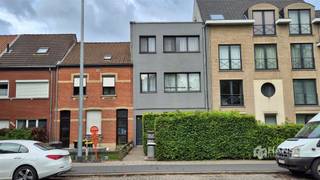 <p><span>Instapklaar appartement (87 m²) met 2 slaapkamers in Kapellen.</span></p><p><span> </span></p><p><span>De ligging nabij het dorpscentrum van Kapellen zorgt voor een vlotte bereikbaarheid en uitstekende verbindingen. Het openbaar vervoer is goed vertegenwoordigd en het station van Kapellen bereik je gemakkelijk te voet of met de fiets. Bovendien profiteer je van een snelle aansluiting op de A12. In de nabije omgeving vind je ook heel wat winkels en gezellige horecazaken, zodat je alles binnen handbereik hebt.</span></p><p><span> </span></p><p><span>Het appartement bevindt zich op de tweede verdieping van een kleinschalig gebouw van 2 hoog, waarvan het dak geïsoleerd is. De elektriciteit is conform.</span></p><p><span> </span></p><p><span>Binnenin geniet je van een praktische indeling. Achteraan bevindt zich de woonkamer (37 m²) met aansluitend de aparte keuken (5 m²) met basisuitrusting en aparte berging. Vooraan bevinden zich de twee slaapkamers (8 m² en 14 m²). Verder beschikt het appartement nog over een badkamer (7 m²) met douche in bad , lavabomeubel en toilet.</span></p><p><span> </span></p><p><span>Ben je op zoek naar een betaalbaar appartement op een goede locatie? Mis deze kans niet!</span></p><p><span> </span></p><p><span>Bewoonbare opp.87m² ref.: bruto vloeropp. Voor meer info of een gratis schatting surf naar </span><span><span>www.hansimmo.be</span></span></p><p><span> </span></p><p><span> </span></p>