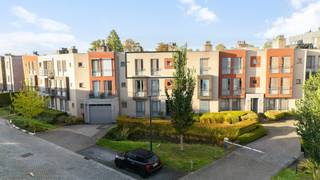 <p><span>Groen wonen in Kontich: ruim 2 slaapkamer appartement met terras en ondergrondse staanplaats</span></p><p><span>Ruimte, rust en een groene omgeving, met alle dagelijkse voorzieningen binnen handbereik!</span></p><p><span>Ontdek dit ruime appartement van 96 m² in Kontich. Met twee slaapkamers en een aangenaam terras van 15 m² met uitzicht op het groen biedt deze woonst een mooie combinatie van comfortabel wonen en ontspannen.</span></p><p><span>De ligging vormt een extra troef: winkels, scholen en openbaar vervoer bevinden zich in de nabije omgeving en ook het centrum van Kontich is vlot bereikbaar. Dankzij de goede verbindingen naar omliggende gemeenten en de Antwerpse regio is dit een interessante uitvalsbasis voor zowel pendelaars als wie graag alle voorzieningen dichtbij heeft.</span></p><p><span>Een ideale thuis voor wie ruimte, groen en een praktische ligging wil combineren.</span></p><p><span> </span></p><p><span>Indeling</span></p><p><span> </span></p><ul><li><span>Centrale inkomhal: ruime inkomhal met ingebouwde kast en toegang tot alle vertrekken van het appartement.</span></li><li><span>Slaapkamer 1: ruime hoofdslaapkamer van 14 m².</span></li><li><span>Slaapkamer 2: tweede slaapkamer van 11,5 m², ideaal als kinderkamer, bureau of hobbyruimte.</span></li><li><span>Badkamer: praktisch ingericht met een ruime lavabo, douche, handdoekdroger en voldoende opbergruimte.</span></li><li><span>Apart toilet: afzonderlijk gastentoilet, extra comfortabel in dagelijks gebruik.</span></li><li><span>Berging: handige bergruimte met aansluitingen voor wasmachine en droogkast.</span></li><li><span>Open keuken: volledig uitgeruste keuken die naadloos aansluit op de leefruimte en zorgt voor een open, gezellig geheel.</span></li><li><span>Leefruimte: bijzonder ruime en lichtrijke leefruimte van maar liefst 42 m², met rechtstreekse toegang tot het terras.</span></li><li><span>Terras: aangenaam terras van 15 m² met zicht op het groen, ideaal om in alle rust te ontspannen en van het buitenleven te genieten.</span></li></ul><p><span> </span></p><p><span>Extra </span></p><p><span>Gunstig EPC B</span></p><p><span>Voorzien van een kelderberging</span></p><p><span>Autostaanplaats verplicht aan te kopen van €25 000</span></p><p><span>Algemene kosten €138/maand (incl. onderhoud gebouw, blokpolis, spaarfonds)</span></p>