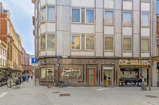 <p>Op een droomlocatie middenin het kloppende hart van Antwerpen op een hoek van dé Diamantwijk vind je dit prachtig, expressief gebouw terug. Via de lift of de mooie travertin trap kan je naar de bovenliggende verdiepingen waar je 1 à 2 kantoorruimtes hebt met telkens een eigen kitchenette en toilet. De Bovenste verdieping heeft een kleinere ruimte maar bevat wel het allergrootste pluspunt, deze is namelijk maar een schuifdeur verwijderd van het uiterst gezellig en royaal dakterras. Bovendien bevindt er zich op het gelijkvloers rechts nog een knappe winkelruimte.</p>
<p><strong>Pro forma rendement: </strong>verhuurd aan € 10.046,06/maand, wat zorgt voor een bedrag van € 120.552,72 op jaarbasis. Dit resulteert in een mooi rendement van 6,40 %.</p>
<p><strong>Technische gegevens:</strong> Volledig en droog onderkelderd, centrale verwarming op gas, luiken op het gelijkvloers, gedeeltelijk hoogrendementsglas in pvc of aluminium. Aparte meters voor elektriciteit, 1 gas- en watermeter.</p>
<p><strong>Stedenbouwkundige inlichtingen en bodemattest aanwezig. Asbestattest in aanvraag. Bevindt zich niet in een risicozone voor overstromingen (P- en G-score B). Renovatieverplichting niet van toepassing.</strong></p>