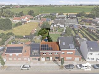 <p><strong>Ruime rijwoning met 3 slaapkamers, tuin en garage gelegen op een centrale ligging in Ieper.</strong></p><p>Op zoek naar een verrassend ruime gezinswoning met een uitstekende bereikbaarheid? Deze instapklare rijwoning bevindt zich op een centrale locatie in Ieper, op wandelafstand van de Grote Markt, winkels, supermarkten, het station en openbaar vervoer.</p><p>Bij het betreden van de woning komt u terecht in de inkomhal, die toegang biedt tot een <strong>praktische bureauruimte</strong>. De lichtrijke leefruimte beschikt over een gezellige siergashaard en biedt voldoende plaats voor een comfortabele zit- en eethoek. Aansluitend situeert zich de <strong>ingerichte keuken</strong>, een <strong>garage </strong>voorzien van een elektrische sectionale poort, een praktische wasplaats met de nodige aansluitingen, een gastentoilet en een doorgang naar de volledig omheinde en zongerichte tuin met handige tuinberging. Er is eveneens een kelder aanwezig!</p><p>Op <strong>de eerste verdieping </strong>bevinden zich 3 volwaardige slaapkamers, een tweede toilet en een badkamer uitgerust met ligbad. Daarnaast beschikt de woning over een geïsoleerde zolder, perfect als extra bergruimte.</p><p><br /></p><p><strong>Een ideale gezinswoning voor wie ruimte, comfort en een centrale ligging weet te appreciëren. Contacteer ons vandaag nog voor meer informatie of een bezoek ter plaatse.</strong></p>