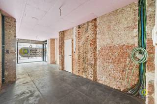 This excellently located commercial ground floor in the heart of Vilvoorde offers an ideal base to build your project. The spaces are currently...
