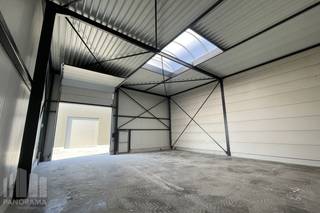 <strong>Nieuwbouw KMO-unit met een oppervlakte van +/- 231 m² INCLUSIEF privatieve parkeerplaats. </strong><br /><br />De casco magazijnruimtes bestaande uit staalconstructie in combinatie met een betonplint en geïsoleerde sandwichpanelen.<br />Vrije hoogte van +/- 6m en toegankelijk via automatische sectionale poort (4 m B x 4,2 m H) met afzonderlijke toegangsdeur. Verder zijn de geïsoleerde loodsen voorzien van een lichtstraat. De dakstructuur laat het toe zonnepanelen te plaatsen (15 KG/m²).<br /><br />Per magazijn is er minstens één privatieve parkeerplaats voorzien. Vlot bereikbaar dankzij de ligging op amper +/- 7 min. van de bedrijvige Oostendsebaan (N33) met onmiddellijke verbinding naar de E40/A11.<br /><br /><strong>Prijzen excl. BTW (21%) - INTEGRAAL te recupereren als zelfstandige!</strong><br /><br />Contacteer <strong>PANORAMA B2B</strong> voor bijkomende (technische) inlichtingen, plannen of een vrijblijvend plaatsbezoek <strong>0479 70 70 73</strong>.