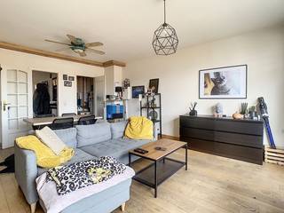 Gezellig één-slaapkamer appartement in centrum Leuven. <br /><br />Dit appartement is gelegen op de vierde verdieping en bestaat uit een inkomhal (met inbraak- en brandwerende deur), aangename woonkamer (parket), ingerichte keuken (vier elektrische kookplaten, dampkap, koelkast met groot vriesvak, aansluiting vaatwasser en aansluiting wasmachine), één slaapkamer met aansluitend balkon en berging, badkamer met wastafel-douche in ligbad. <br /><br />De huurprijs bedraagt 895 euro + 95 euro provisie voor de algemene onkosten (inclusief provisie verbruik van verwarming). <br />Het verbruik van elektriciteit en water is individueel. <br /><br />Het appartement is beschikbaar vanaf 1 april 2026.<br /><br />Leuk appartement in centrum Leuven. Winkels, ontspanningsmogelijkheden, openbaar vervoer, ... allemaal op wandelafstand.<br /><br />Bezoek enkel aan te vragen via www.living-stone.be!