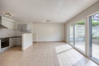 Dit verzorgd duplexappartement, gebouwd in 2006, biedt een bewoonbare oppervlakte van 97m² en combineert een praktische indeling met aangenaam wooncomfort. De leefruimtes genieten van veel natuurlijk licht, terwijl de slaapkamers en badkamer zich op de bovenverdieping bevinden voor extra rust en privacy.Het appartement beschikt over:- Lichtrijke leefruimte met toegang naar de tuin (gelijkvloers)- Geïnstalleerde keuken (gelijkvloers)- Gastentoilet (gelijkvloers)- 2 volwaardige slaapkamers (eerste verdiep)- Een ingerichte badkamer met bad, dubbele lavabo en toilet (eerste verdiep)- Private garageWinkels, scholen, sportfaciliteiten en dagelijkse voorzieningen bevinden zich in de onmiddellijke omgeving. Ook openbaar vervoer is vlakbij aanwezig, waardoor zowel Brussel als de omliggende gemeenten gemakkelijk bereikbaar zijn. De combinatie van een rustige woonomgeving en een uitstekende bereikbaarheid maakt deze locatie bijzonder aantrekkelijk voor zowel eigen bewoning als investering.Interesse? Neem contact op om een bezoek in te plannen. Tot dan !Bestuursmaatregelen in het maatregelenregister: nee