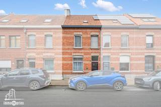 Centraal gelegen woning op wandelafstand van het station van Sint-Niklaas. Deze instapklare woning werd gerenoveerd in 2016, waarbij ook het...