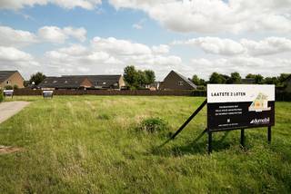 Realiseer jouw droomvilla op deze ruime, dieper gelegen bouwgrond van 817 m² (lot 7), waar rust, privacy en een uitstekende ligging hand in hand gaan. Doordat het perceel niet rechtstreeks aan de straat grenst, geniet je van een aangename woonomgeving met maximale privacy. Dankzij de zuidwestelijke oriëntatie baadt de tuin bovendien de hele dag in het zonlicht, van ’s morgens vroeg tot laat in de avond. Gelegen in een rustige, nieuwe doodlopende zijstraat van de Egemsestraat, ter hoogte van de Hofakkerlaan, bevindt dit perceel zich op een strategische locatie dicht bij het centrum van Wingene. Daarnaast zijn de omliggende gemeenten Pittem en Tielt vlot bereikbaar en ligt het op- en afrittencomplex van de E40 in Beernem op korte afstand. Deze bouwgrond biedt dan ook de perfecte kans om een vrijstaande woning te realiseren die volledig aansluit bij jouw wensen en levensstijl.<br /><br />Om jouw droomwoning vorm te geven, werkt Dumobil Villabouw samen met jouw eigen architect of met een van onze ervaren partners. Of je nu kiest voor een landelijke villa of een strak moderne architectuur, dankzij onze jarenlange expertise bouwen we een woning volledig op maat, afgestemd op jouw noden, verwachtingen, smaak en budget. Samen met de architect ontwerp je jouw ideale thuis, waarna wij de volledige uitvoering in handen nemen. Zo leveren we een duurzame, instapklare woning af waarin je zorgeloos kunt genieten van maximaal wooncomfort.<br />Wens je meer informatie? Contacteer ons vrijblijvend via 051 40 12 10 of mail naar info@dumobil.be. Meer info vind je ook op www.dumobil.be/bouwgrond/wingene-egemsestraat.